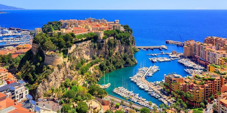 Voyager avec style : Les secrets d'un séjour estival réussi sur la Côte d'Azur